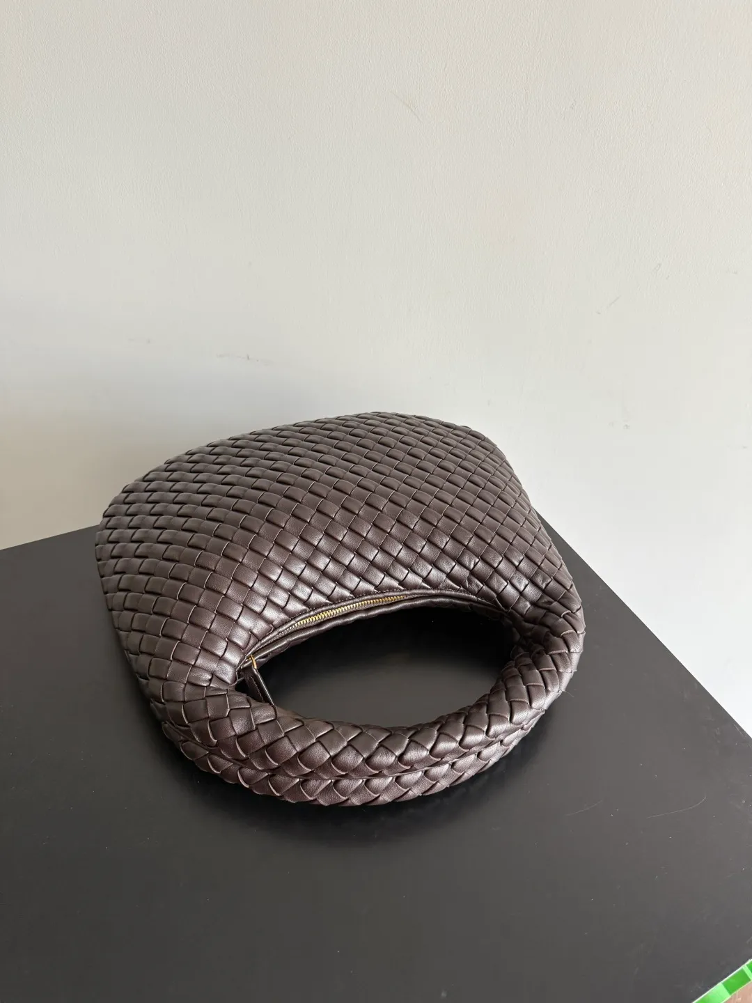 Batch 1720 BV Bottega Veneta's new early spring women's shoulder bag. The soft and delicate Hobo bag in small size is shipped! Many friends are waiting for this bag. It has a round shape and a large capacity. It can hold a 50-fold umbrella inside. Babies with a lot of daily items do not need to worry about the capacity of this bag. It is a practical bag for traveling and commuting. Although it is fluffy, it is soft and comfortable when carried on one shoulder. It has a modern and retro feel. Model No.: 856736 Size: 35*21*5cm